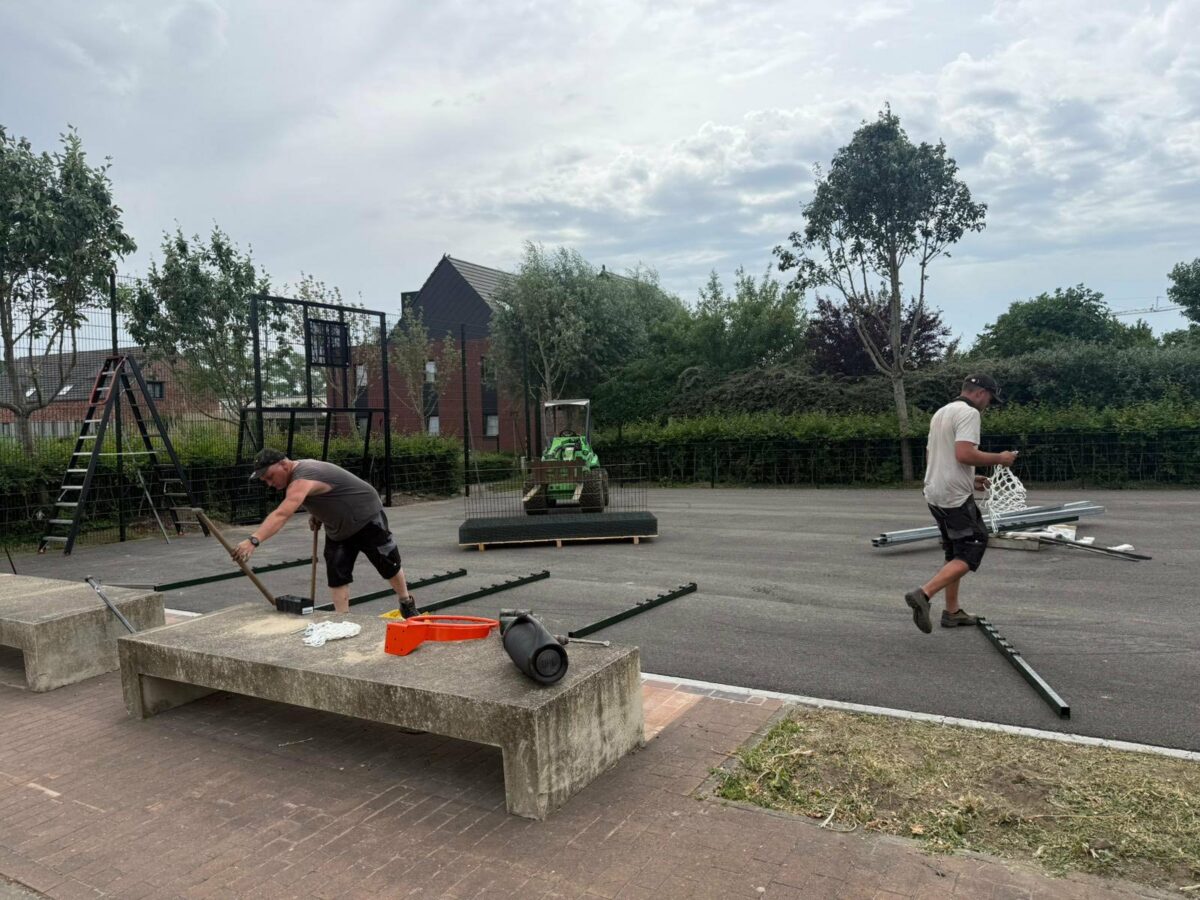 Geluidsarme pannakooi geplaatst in Oudenburg (België) 3 Montage van de zwart gepoedercoate pannakooi met volbad verzinkte staalconstructie